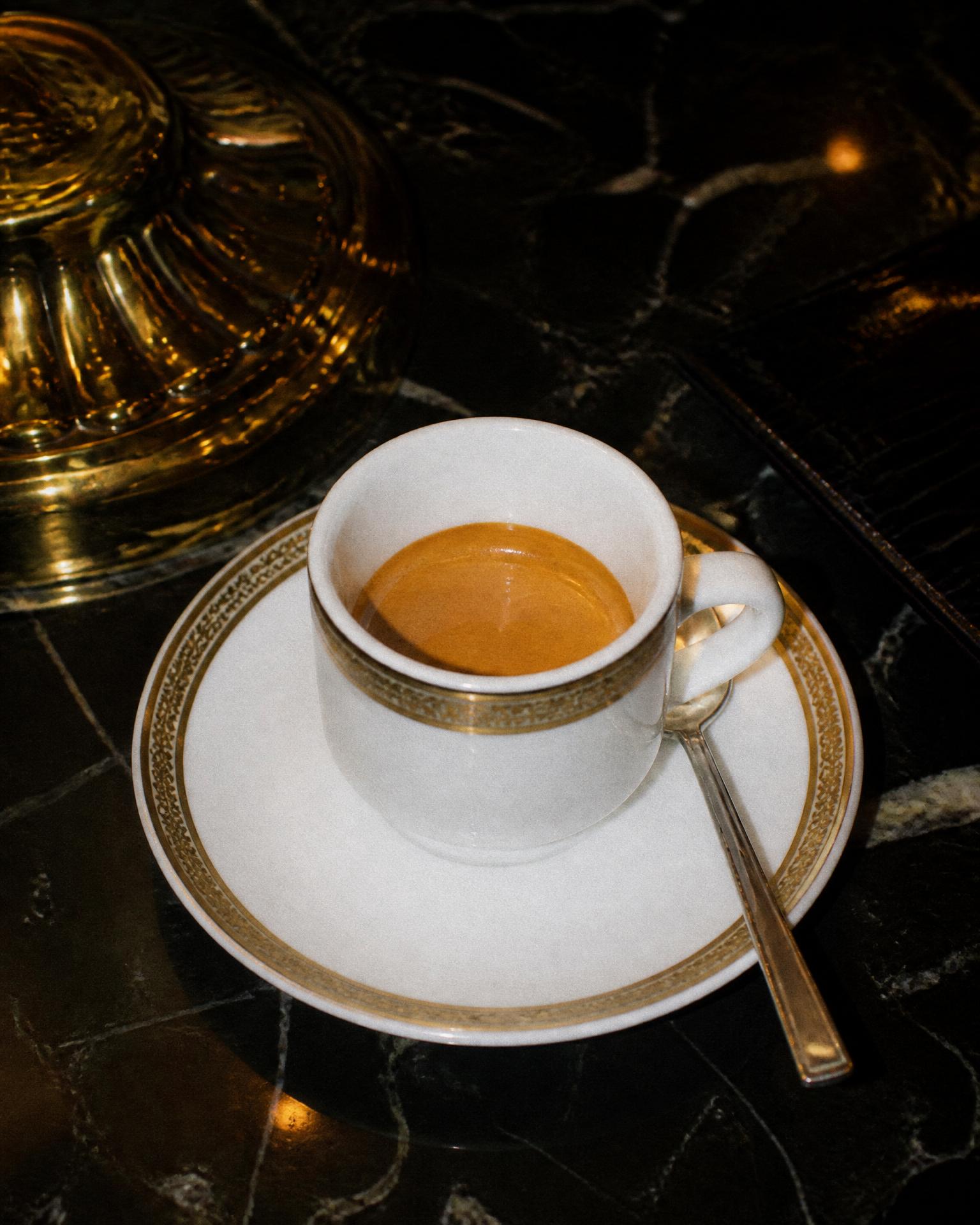 Espresso servi dans une porcelaine fine sur marbre
